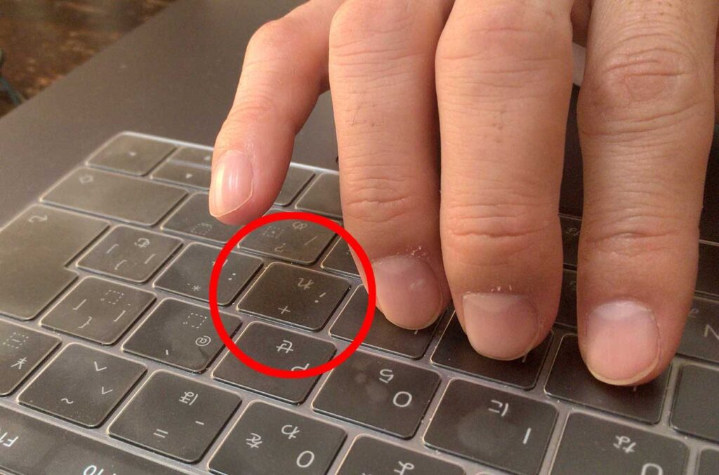 「;」キーは右手小指で常に触れている